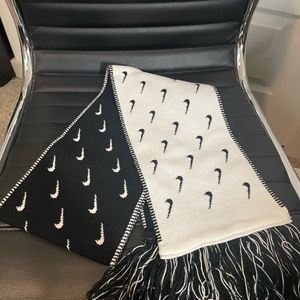Nike reversible scarf